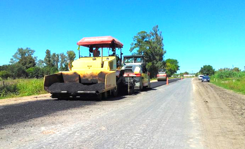 Comenzaron a extender  asfalto en el sector de la R 51  más cercano a Larroque