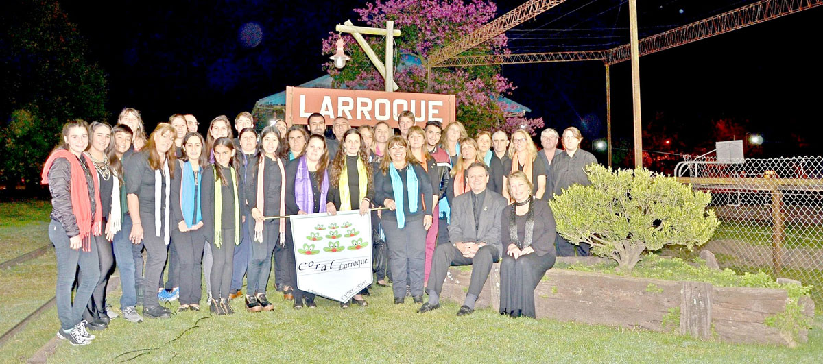 Coral Larroque cumple 25  Años de canto compartido