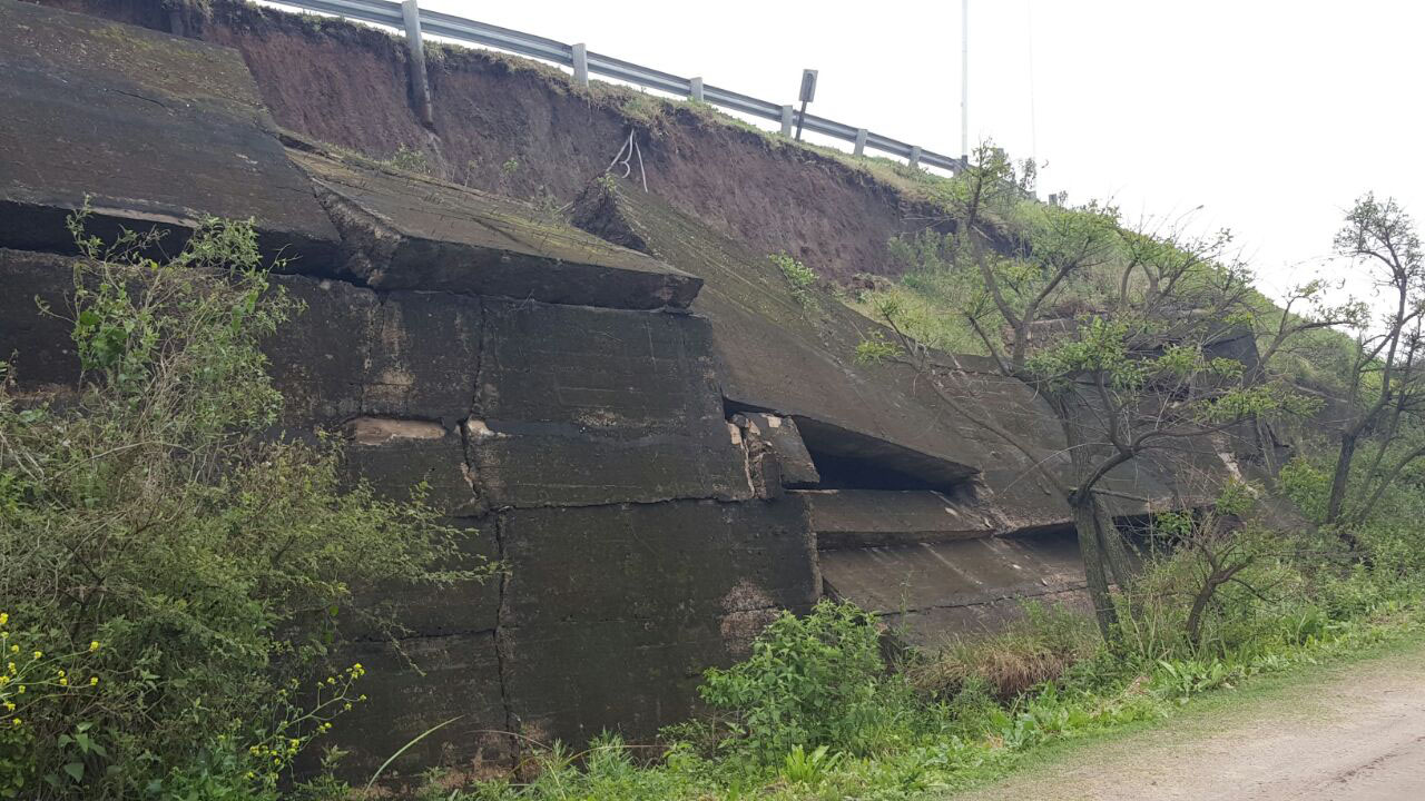 Se desmoronó un murallón en el  distribuidor vial de las rutas 12 y 14