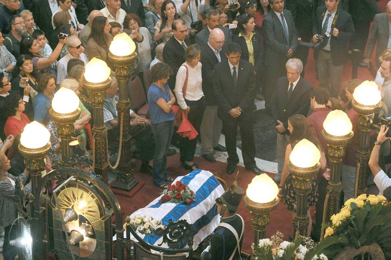 Uruguay despidió al escritor Eduardo Galeano, aplaudido por toda América Latina