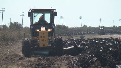 Se compacta el suelo para pavimentar la ruta que une Larroque con Urdinarrain