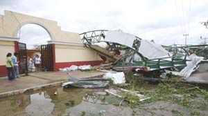 Huracán Dean tocó tierra  en México y se debilita