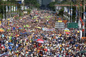 Una multitud presenció  el cierre de campaña de  Chávez por el referendum