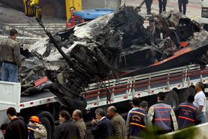 Sigue el rescate de  cadáveres de la  tragedia aérea