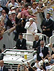 Extraño incidente  frente al Papa