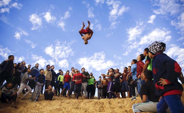 Jóvenes de Gaza practican sus habilidades de Parkour
