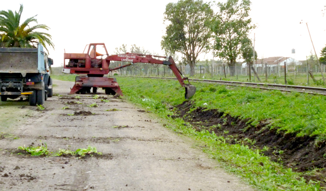 Limpieza de un canal en Larroque