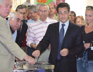 Asume Sarkozy en Francia