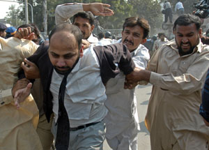 El gobierno pakistaní  reprime a opositores