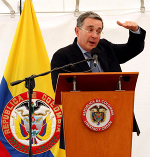 Polémica por la  decisión de Uribe