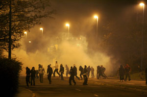Segunda noche violenta  en los suburbios de París