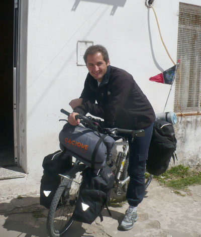 El joven que pretende unir Usuahia y Alaska en bicicleta visitó Larroque 