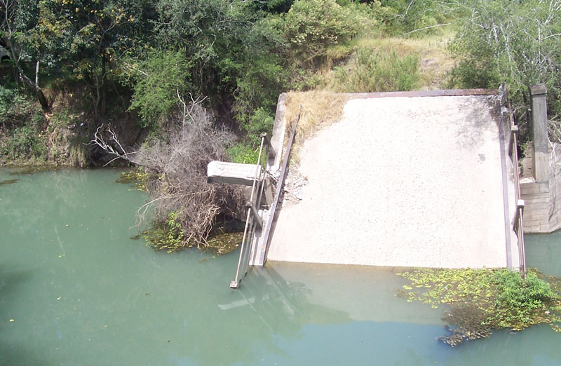 Hace más de un año que un  puente se desmoronó en Costa del  Uruguay Sur, y sigue sin arreglo 
