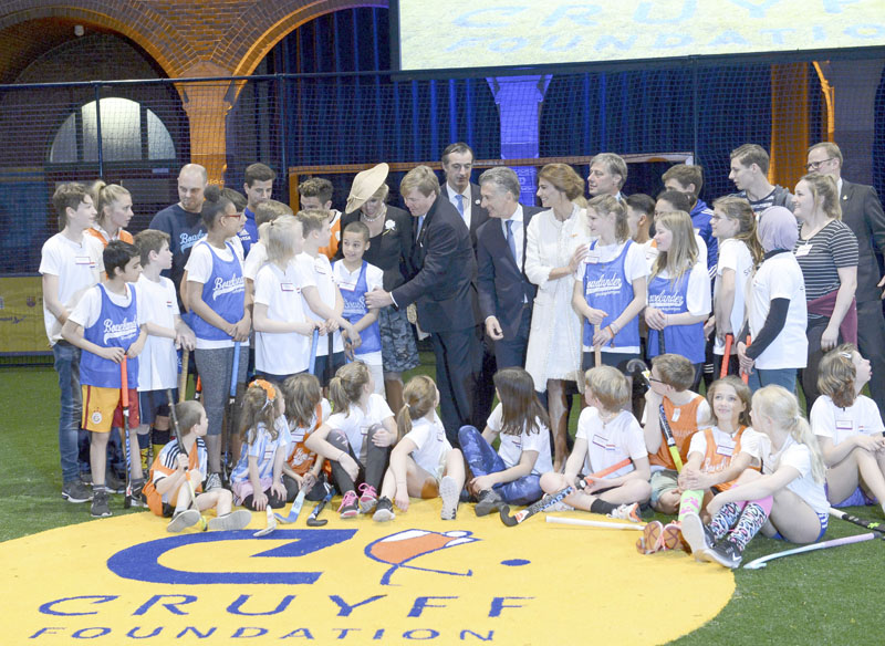 Macri y Awada, en  una clínica de hockey  sobre césped en Holanda