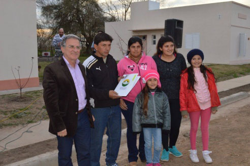 Se entregaron viviendas en Enrique Carbó