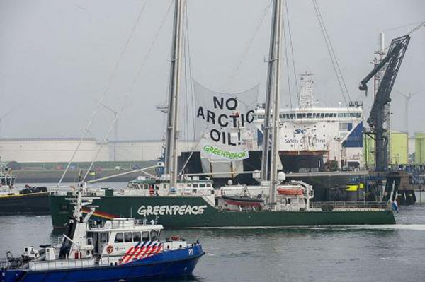 Tres argentinos de Greenpeace protestan contra un buque petrolero ruso
