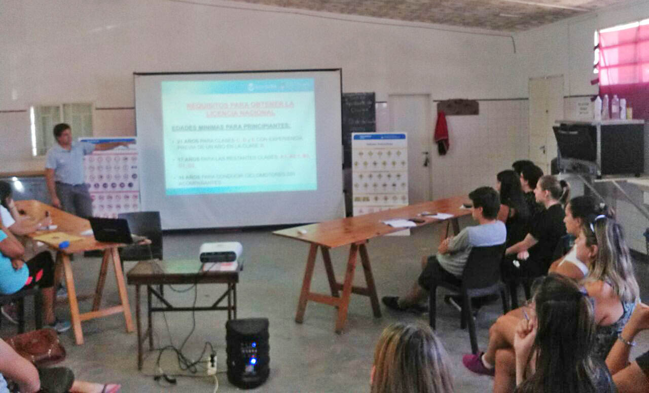 Larroque: se dictó el primer curso teórico para obtener la Licencia Nacional de Conducir