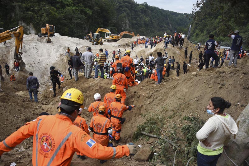 Aumentan a 56 los muertos por alud en Guatemala