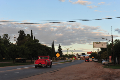 Montada y canes patrullan las calles de Pueblo General Belgrano