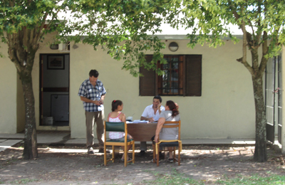 Un portal que causa polémica y un intendente que salió a la calle