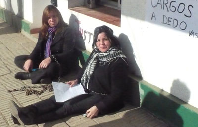 Se encadenaron dos empleadas del Registro Civil de Larroque