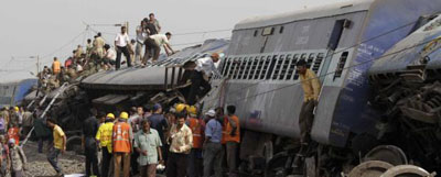 Descarrila un tren y mueren 80 personas en la India