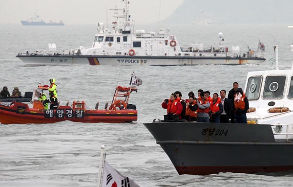 Esfuerzos desesperados para encontrar los 300 desaparecidos 