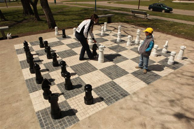 Nuevos canteros y un ajedrez gigante en la Plaza Urquiza