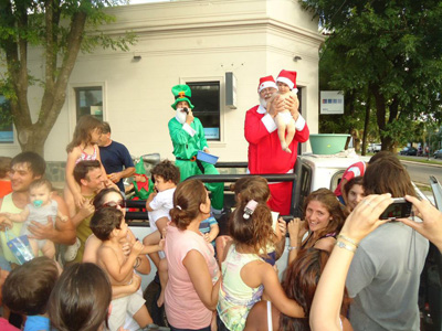 Papá Noel recorrió las calles de Larroque y se fotografió con los niños