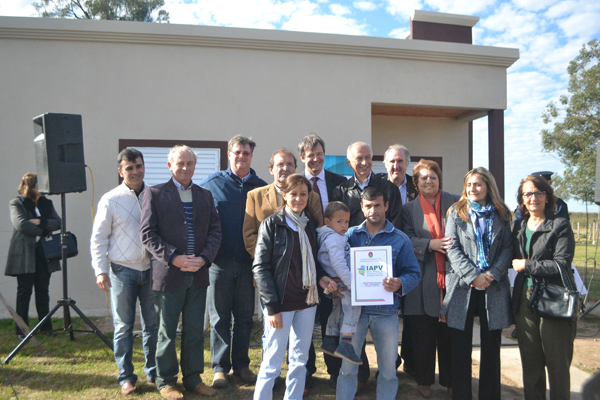 Enrique Carbó: se inauguró el Registro Nacional de las Personas y se entregaron 10 viviendas del IAPV