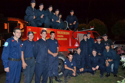 A partir de la recepción de la autobomba, los  bomberos se preparan para comenzar a trabajar