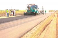 Comenzó la colocación de la carpeta asfáltica en un tramo de la Ruta 51