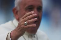 Francisco responde al  misterioso video en que  evita que besen su anillo