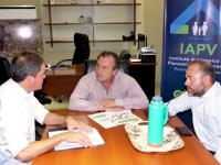 Viviendas para Larroque: Positivo encuentro del intendente Hassell y el presidente del IAPV