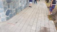 La Municipalidad marcó en las veredas  de los bancos la distancia social