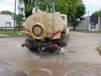 Larroque: realizaron un nuevo riego de calles con solución de agua y lavandina