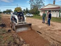 Aldea San Antonio: comenzó una nueva etapa de obra de cordón cuneta en Aldea San Antonio