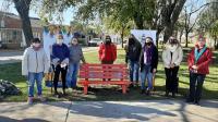 Colocaron el “Banco Rojo” en la Plaza San Martín de Larroque