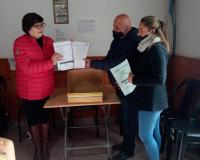 Gilbert se sumó a la entrega de cuadernillos para los ancianos