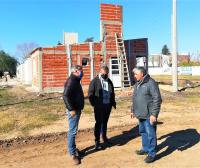 Urdinarrain: El intendente recorrió las viviendas que se construyen frente al Corralón