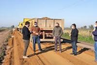 Trabajan en el enripiado de caminos de Aldea San Juan 