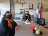 Larroque: Daniela Churruarín obsequió al intendente Hassell un ejemplar de su libro