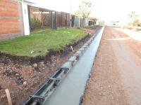 Construyen cordón cuneta en calle San Martín