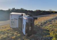 Ruta 20: una camioneta de reparto despistó y volcó