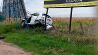 Tres heridos por despiste y choque de un auto contra carteles en Autovía 14