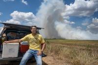 Dos amigos chaqueños recorren  incendios en Esteros del Iberá  llevando agua a brigadistas
