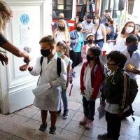 Autoridades sanitarias consensuaron mantener el uso del barbijo en escuelas y espacios cerrados de todo el país