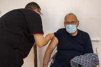 Quieren avanzar con la vacunación antigripal en adultos mayores de 65 