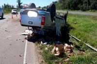 Un hombre murió y una mujer resultó herida al volcar una camioneta