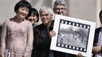 Francisco saludó a una mujer vietnamita protagonista de una emblemática foto de la guerra en 1972